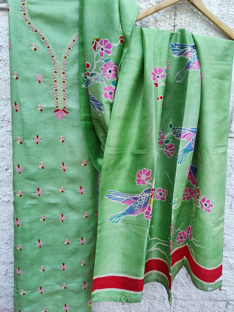 SOFT GREEN RIBBED TUSSAR KURTA WITH MULTI COLOUR CHIKANKARI & MUKAISH - SILK BATIK DUPATTA