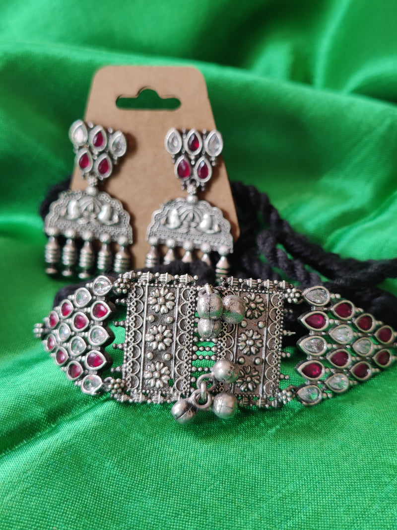 MAGENTA SILVER TONE TRIBAL NECKLACE/CHOKAR SET