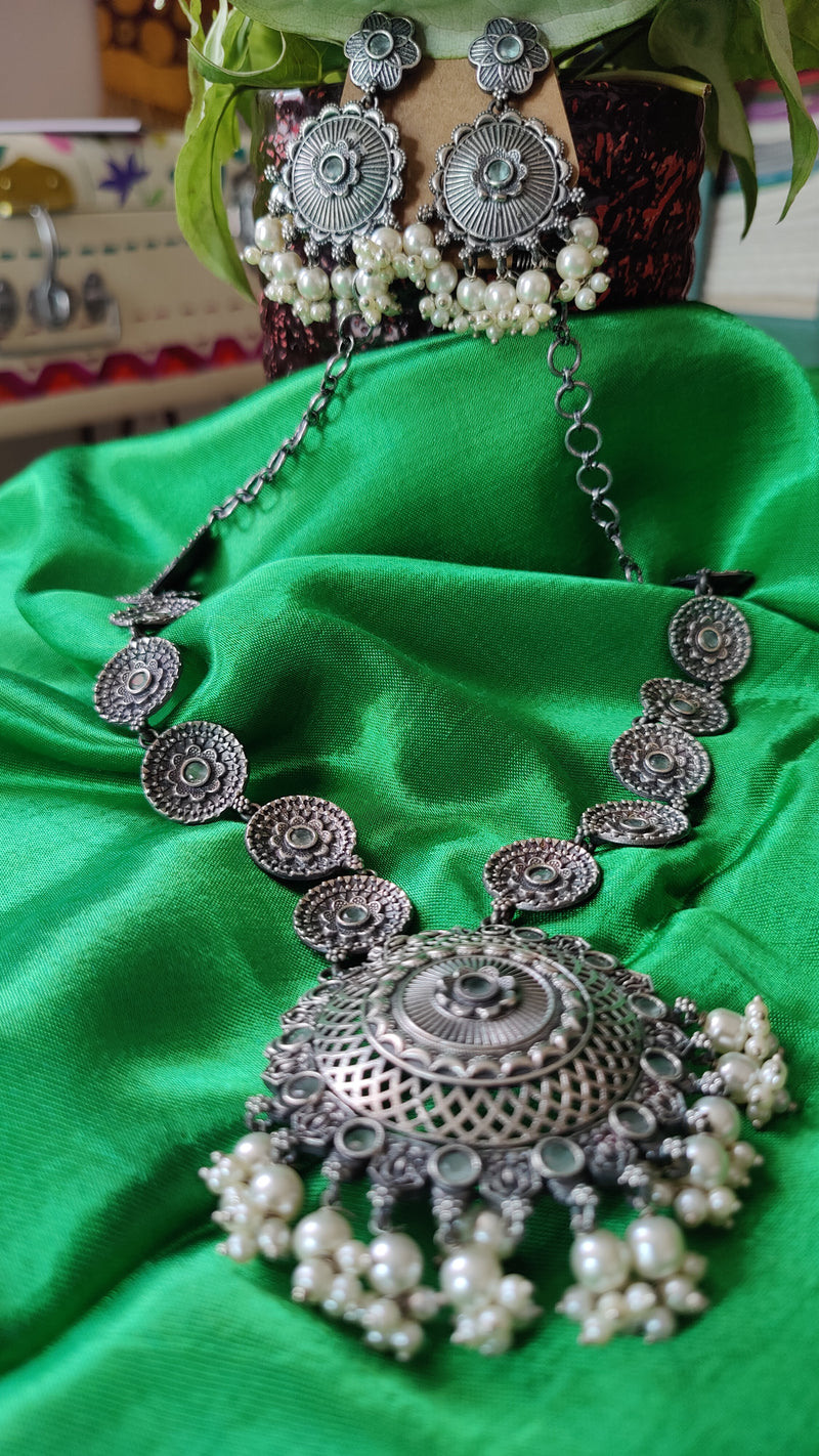 DULL GREEN SILVER TONE TRIBAL NECKLACE SET