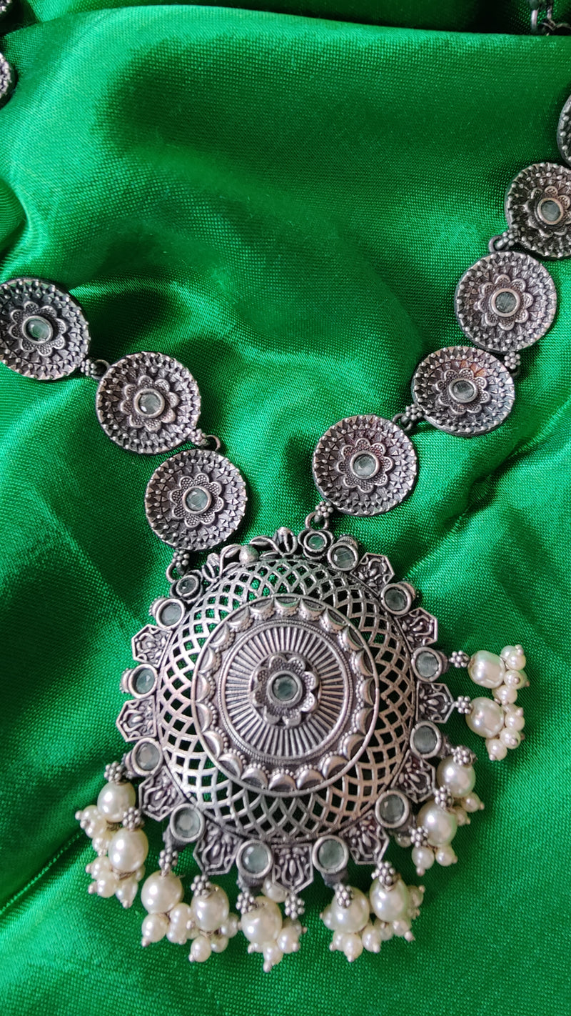 DULL GREEN SILVER TONE TRIBAL NECKLACE SET