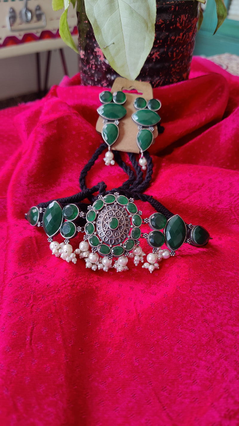 GREEN SILVER TONE TRIBAL NECKLACE/CHOKAR SET