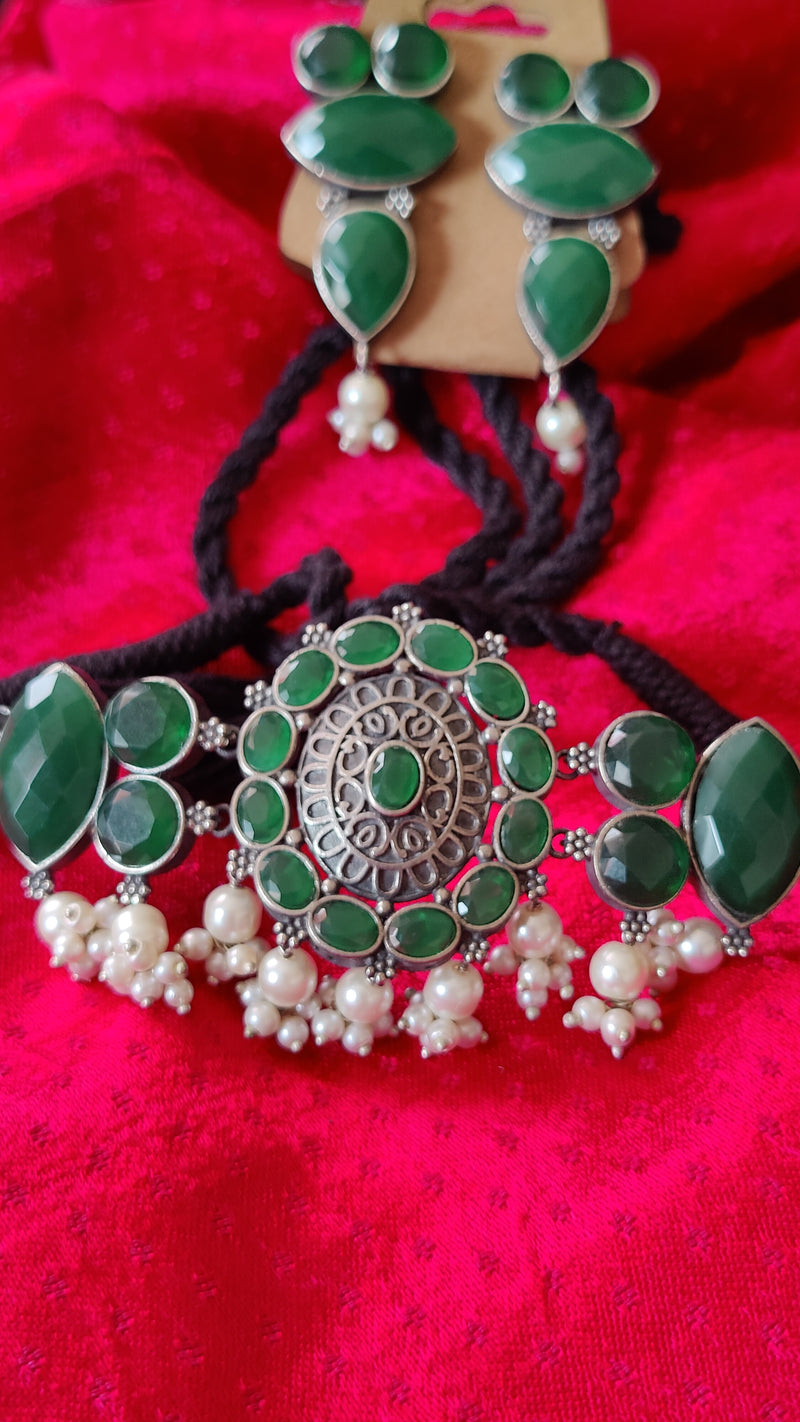 GREEN SILVER TONE TRIBAL NECKLACE/CHOKAR SET