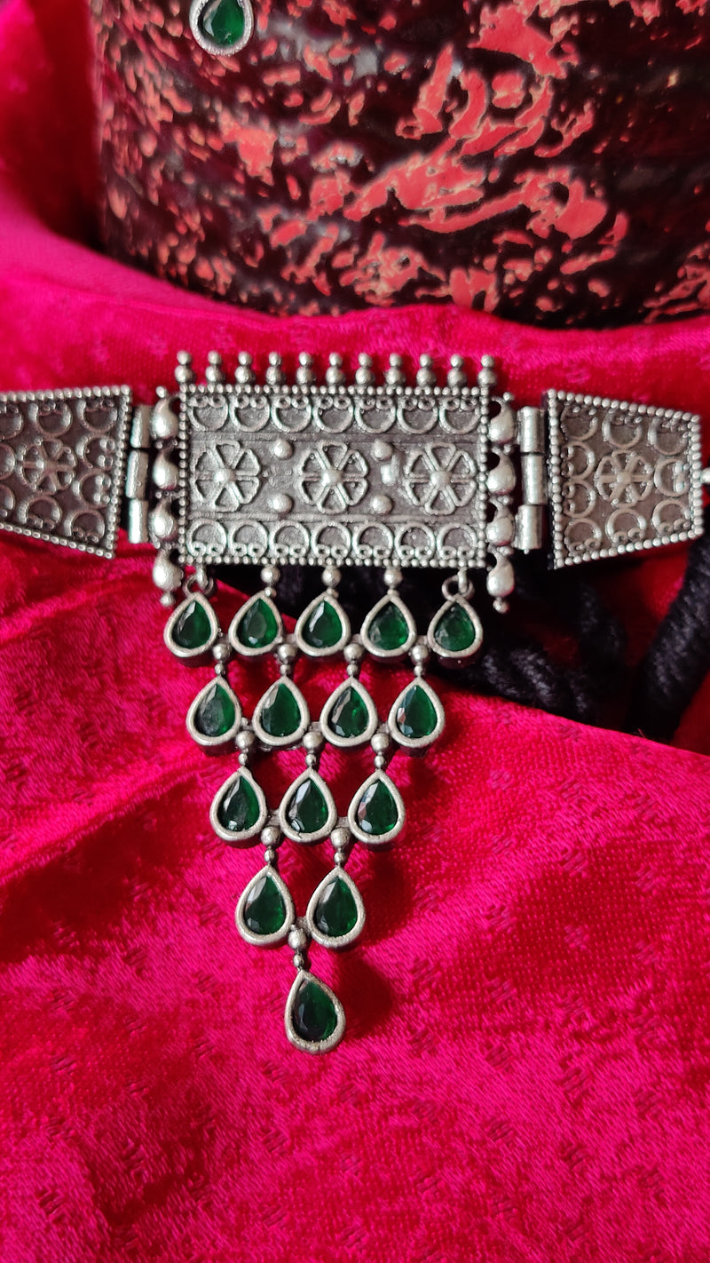 GREEN SILVER TONE TRIBAL NECKLACE SET