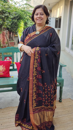 BLACK MANGALGIRI SAREE WITH MAROON CHIKANKARI